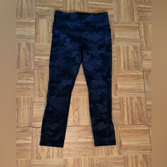 Lululemon Camo crop leggings used in great condition - Picture 3 of 12